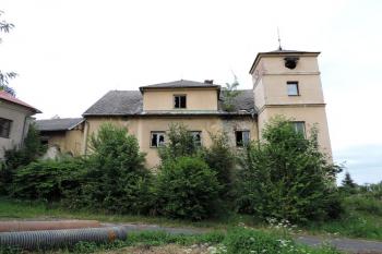 jižní vstupní prčelí starší části zámku (© Jan P. Štěpánek 07/2014)