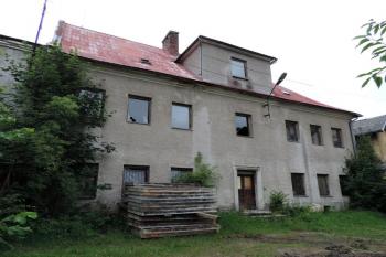 vchodní vstupní průčelí mladší části zámku (© Jan P. Štěpánek 07/2014)
