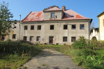 novější a úpravami pozměněný zámek se zachovalým kamenným dveřním portálem-ostěním  (© D Dohňanský, 10/2017)