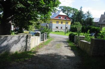 Příjezd od hlavní cesty na východě (© Dušan Dohňanský 07/2020)
