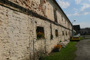 hosp.budova východně od zámku (© D Dohňanský, 10/2017)