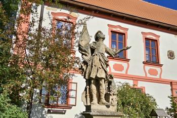 celkový pohled na sochu sv. Floriána před místním zámečkem / farou (© Jan P. Štěpánek  04/2024)