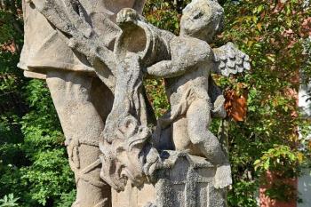 detail andělíčka hasícího hořící dům při soše sv. Floriána (© Jan P. Štěpánek  04/2024)
