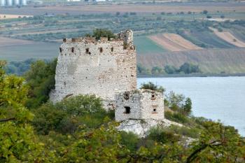 pohled na hrad od stoupajícího hřebene Děvínu ( © Jan P. Štěpánek 10/2011)