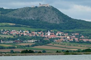 Děvičky a ves Pavlov nad Novomlýnskými nádržemi ( © Jan P. Štěpánek 07/2012)