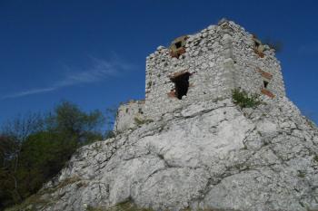 Bateriová věž s armovaným břitem, který míří k západu (© Jan Večeřa, 09/2015)
