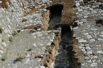 Pozůstatky po otopných zařízeních u JV nároží paláce, ve dvou patrech nad sebou (© Jan Večeřa, 09/2015)