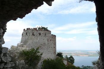 pohled z předsunuté dělostřelecké věže na čelo jádra hradu Děvíčky ( © Jan P. Štěpánek 07/2008)