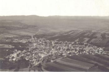 Děvičky - Pohled z hradu na Pavlov z počátku 20.století. Za obcí je dnes Novomlýnská vodní nádrž II. (soukr.sbírka IvoR) ( © anon.)