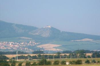 Pohled na Děvičky při cestě na Mikulov (© Jan Šebek, 08/2009)