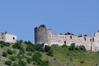 celkový pohled na hrad i s předsunutou dělostřeleckou baštou od jihu ( © Jan P. Štěpánek 07/2010)