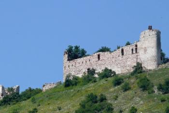 celkový pohled na hrad Děvičky z centra Pavlova ( © Jan P. Štěpánek 07/2010)