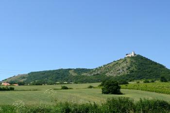 Pavlovské vrchy a typická silueta hradu Děvičky nad Pavlovem od východu ( © Jan P. Štěpánek 07/2010)