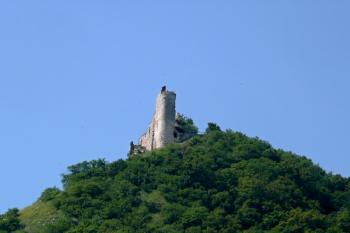 hrad Děvičky od severovýchodu ( © Jan P. Štěpánek 07/2010)