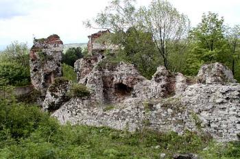 pohled od brány horního hradu k jižnímu bastionu ( © Pavel Zany Komárek 9/5/2004)