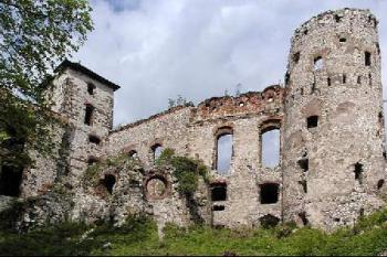 jižní fronta horního hradu s východní věží, kaplí a bránou ( © Pavel Zany Komárek 9/5/2004)