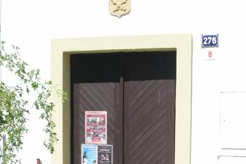 Hlavní vstup na jižní straně (© Dušan Dohňanský 08/2018)