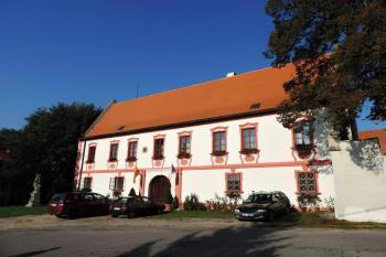vstupní jihovýchodní průčelí zámečku ( © Jan P. Štěpánek 09/2014)