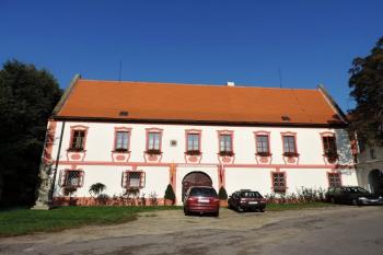 vstupní jihovýchodní průčelí zámečku ( © Jan P. Štěpánek 09/2014)