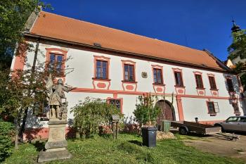 návesní průčelí zámečku  (© Jan P. Štěpánek  04/2024)