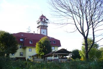 Tábor - pohled na rozhlednu a chatu od západu (© Pavel Jarý, 05.10.2008)