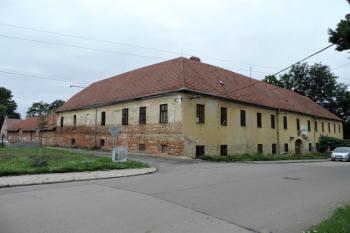 celkový pohled na zámek od jihovýchodu ( © Jan P. Štěpánek 08/2014)