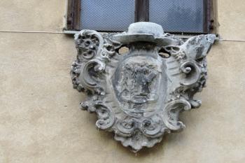 erbovní akrtuše nad vstupní branou zámku ( © Jan P. Štěpánek 08/2014)