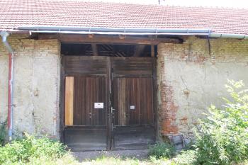 vedlejší vjezd do nádvoří na záp. straně (© D Dohňanský, 07/2018)
