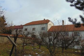 Zámeček s napojenou severní a jižní budovou dvora (© Dušan Dohňanský  01/2022)