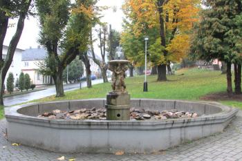 Empírová kašna ve Vrbně pod Pradědem ( © Pavel Vítek 10/2015)