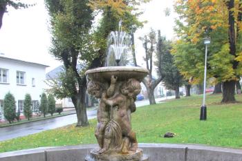 Empírová kašna ve Vrbně pod Pradědem ( © Pavel Vítek 10/2015)