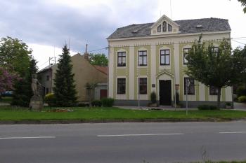 Pomník a budova radnice ve Smržicích (© Ivo Rozehnal 05/2015)