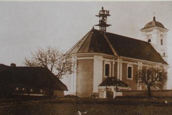Historická fotografie (podoba kostela počátkem 20. stol.) na informační ceduli. (© Luděk Vláčil 02/2016)