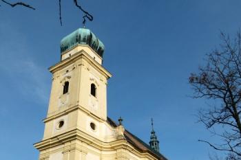 čelní průčelí kostela (© Jan P. Štěpánek 12/2011)