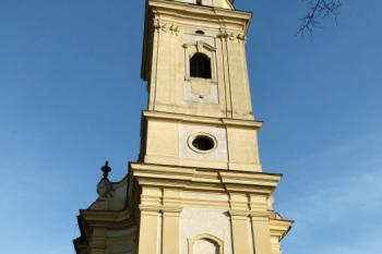 vstupní průčelí kostela s věží (© Jan P. Štěpánek 12/2011)