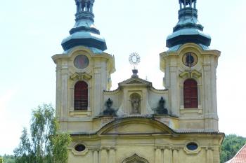 západní průčelí kostela (© Jaroslav Valečka, 06/2012)