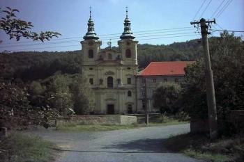 Klášter Dolní Ročov (2002 ©Vojtěch Kaplan)