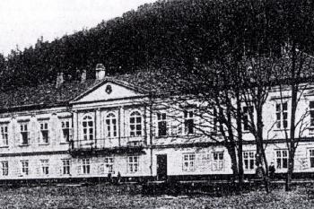 Zámek na fotografii od neznámého autora z roku 1928 ještě v původním stavu. (© zdroj: http://www.byciskala.cz)