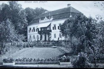 zámek na dobové pohlednici z r. 1900. (© zdroj: http://www.fotohistorie.cz)