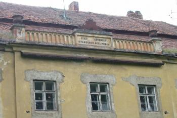nápis na falešném střešním balkónu (© D Dohňanský, 03/2016)