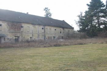 budova dvora přiléhající k zámku (© D Dohňanský, 03/2016)
