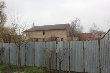 Budova zámku od Svatobořického potoka (© Luděk Vláčil 03/2016)