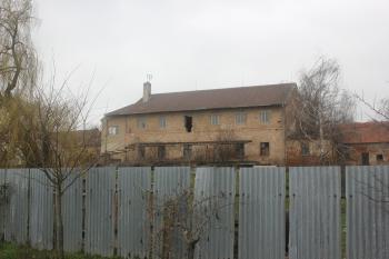 Budova zámku od Svatobořického potoka. (© Luděk Vláčil 03/2016)