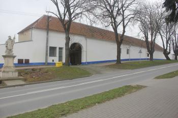 Areál dvora a bývalého zámku z hlavní ulice. (© Luděk Vláčil 03/2016)