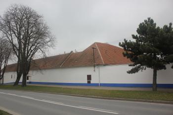 Areál dvora a bývalého zámku z hlavní ulice. (© Luděk Vláčil 03/2016)