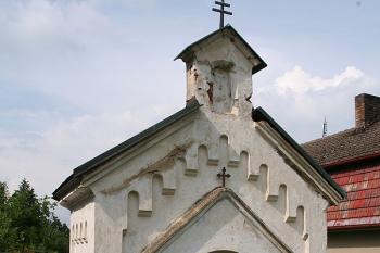 Novorománská kaplička na počátku křížové cesty ( © Ivan Grisa 06/2009)