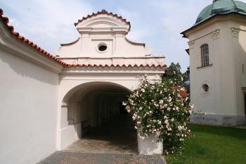 Severní rameno ambitů od západu ( © Ivan Grisa 07/2009)
