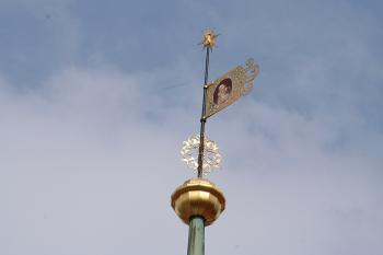 Korouhev na vížce severního ramene transeptu ( © Ivan Grisa 07/2009)