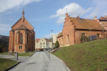 Kostel s farou (v pozadí  původně také novogotická budova školy). (© Luděk Vláčil 03/2016)