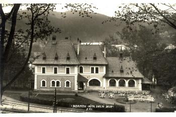 Skalní sklep na pohlednici kolem r.1930. ( © zdroj: http://www.skalnisklep.cz)